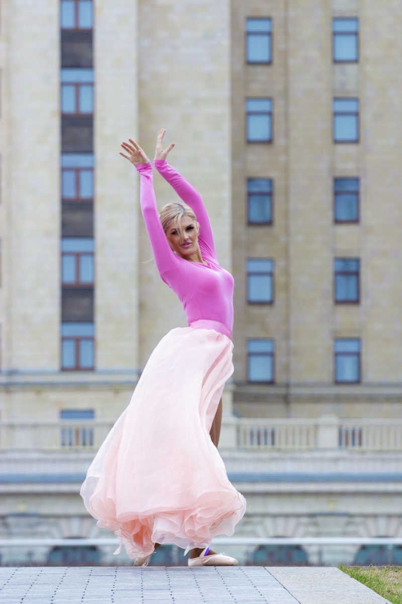 金发芭蕾舞演员在广场起舞