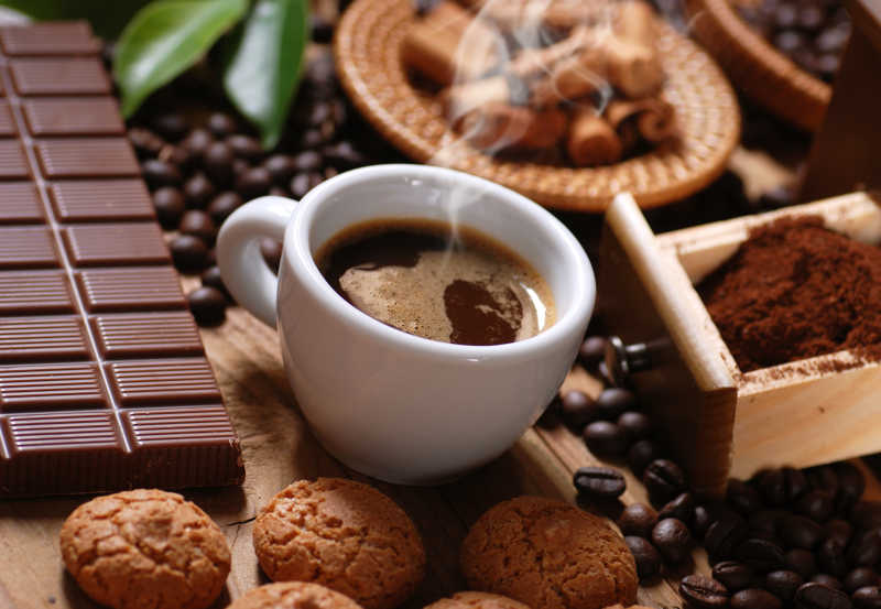 浓浓的咖啡与咖啡味的饼干