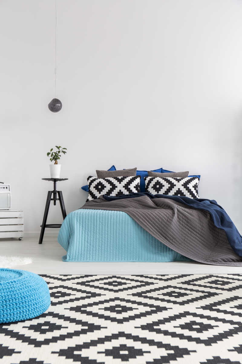 现代宽敞卧室里的床