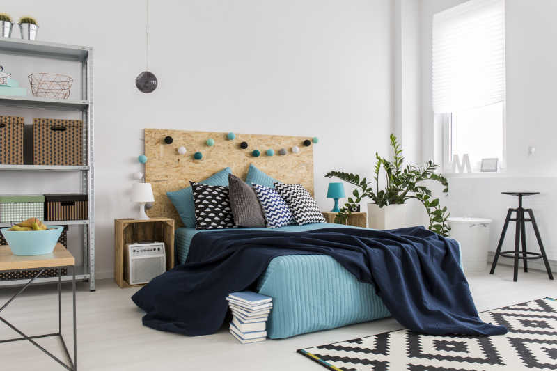 一张宽敞的现代卧室的床与各种家具