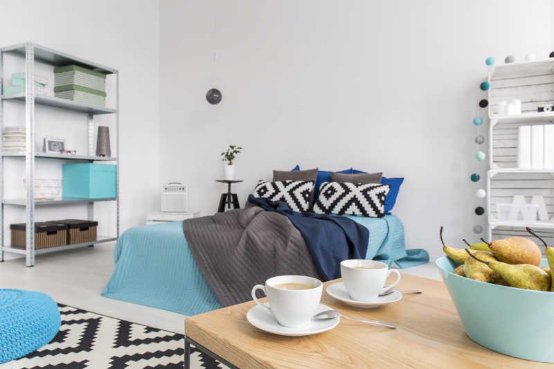 一个舒适的现代卧室蓝色装饰的空间