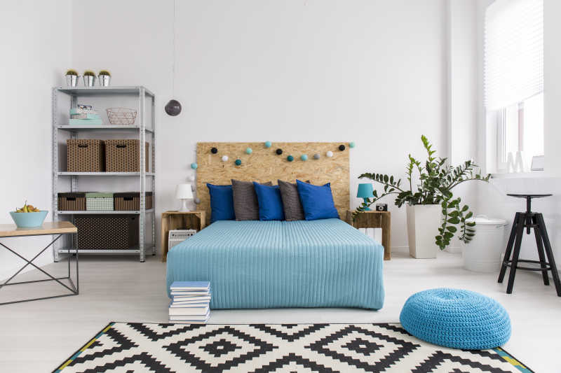 一个宽敞的现代白色和蓝色卧室的镜头