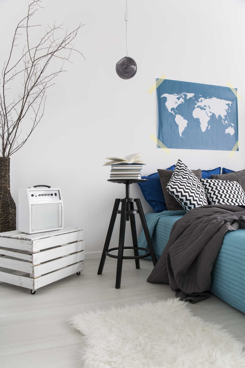 墙上有一张地图的现代舒适卧室