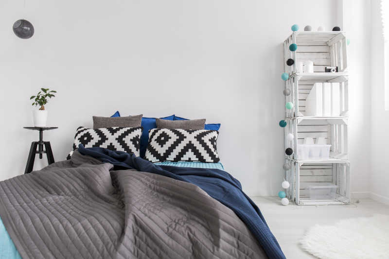 在现代舒适的卧室里的大床