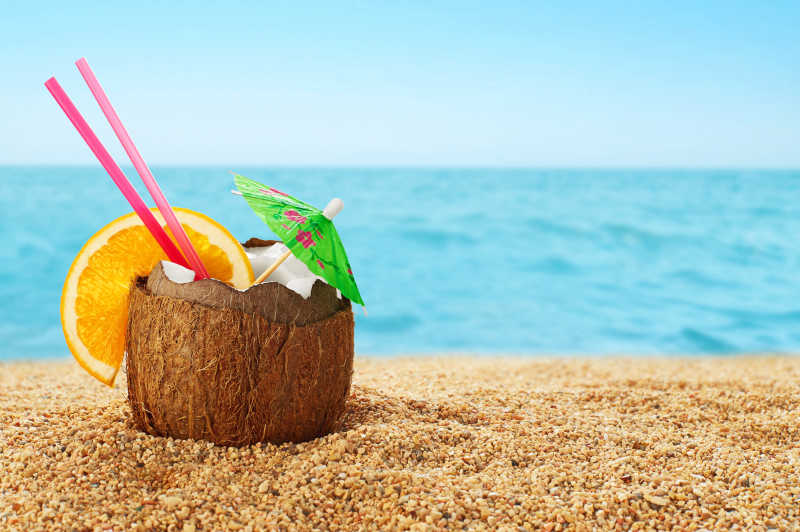 海滩上的椰子鸡尾酒