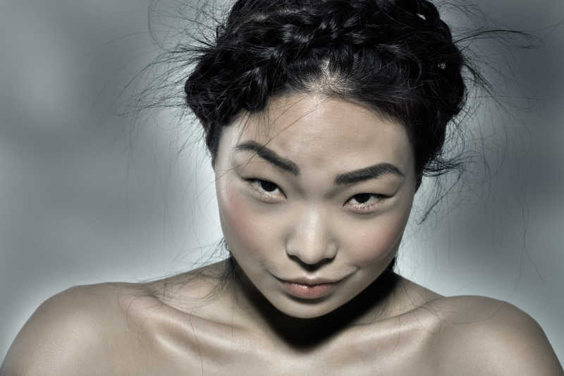 灰色背景中头发凌乱的女人