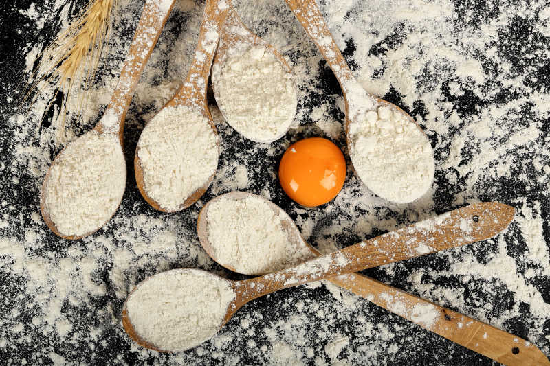 桌上的面粉与鸡蛋