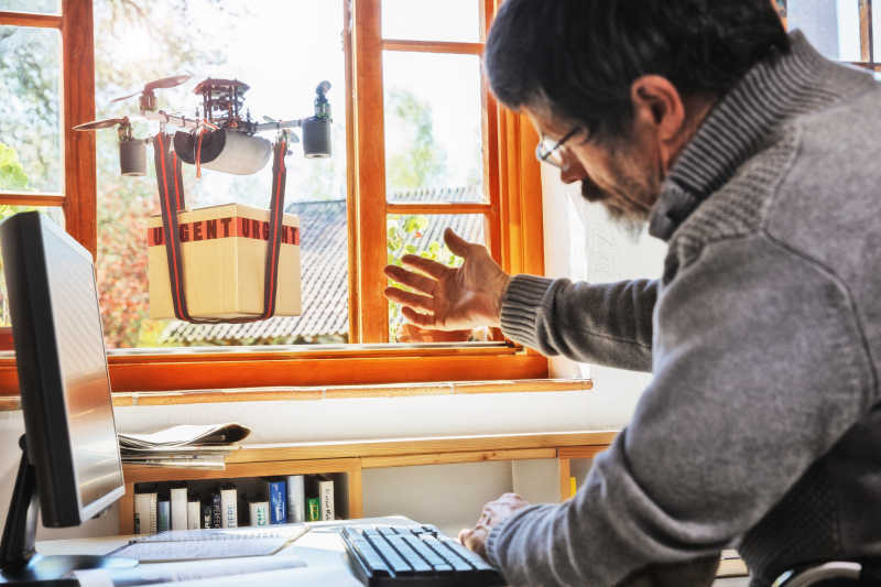 将包裹送到顾客家中的无人机