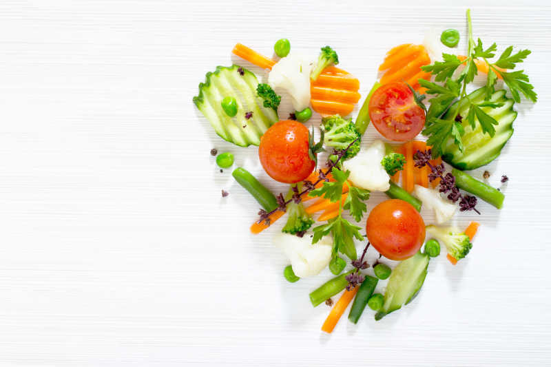 木质桌板上的新鲜的有机蔬菜