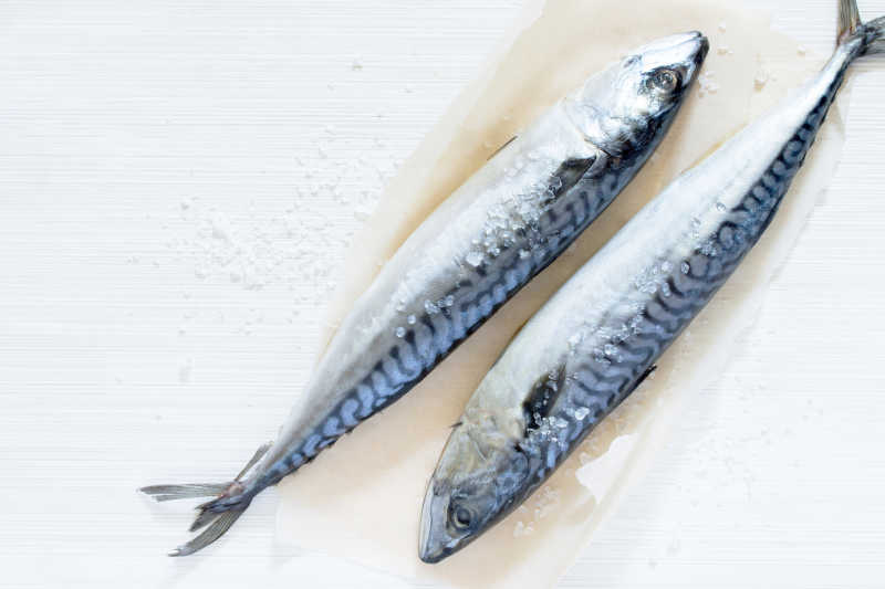 木质桌板上的鱼和海盐