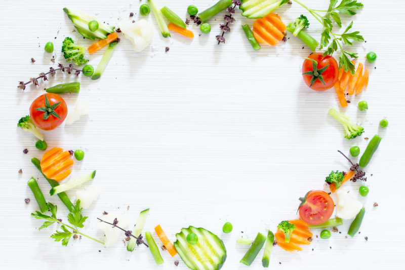 木质桌板上摆成一圈的有机蔬菜