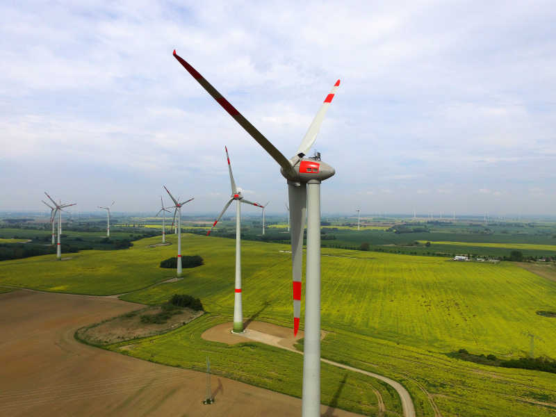 农田上的风力发电机