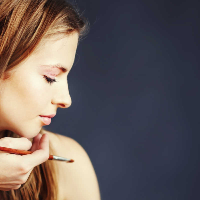 化妆师为模特化妆