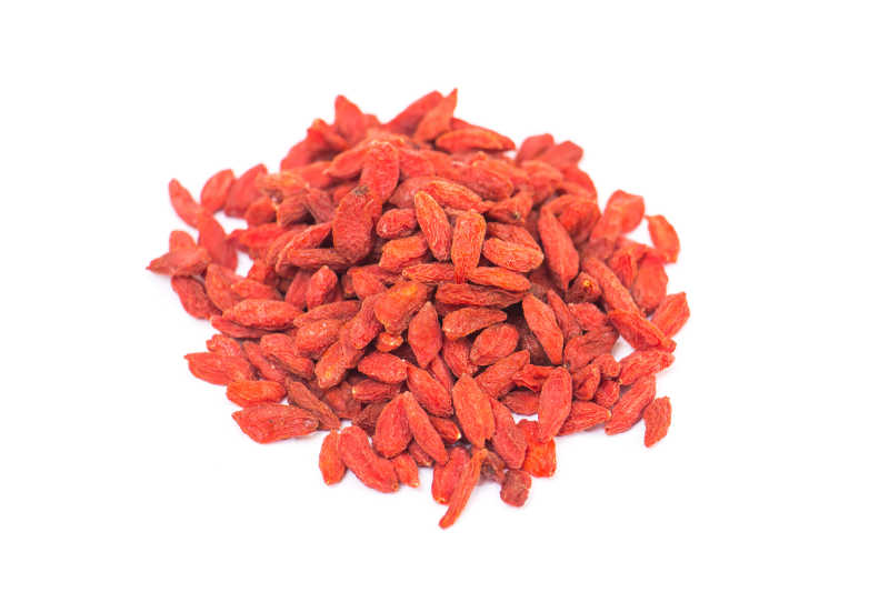 白色背景下的一堆枸杞