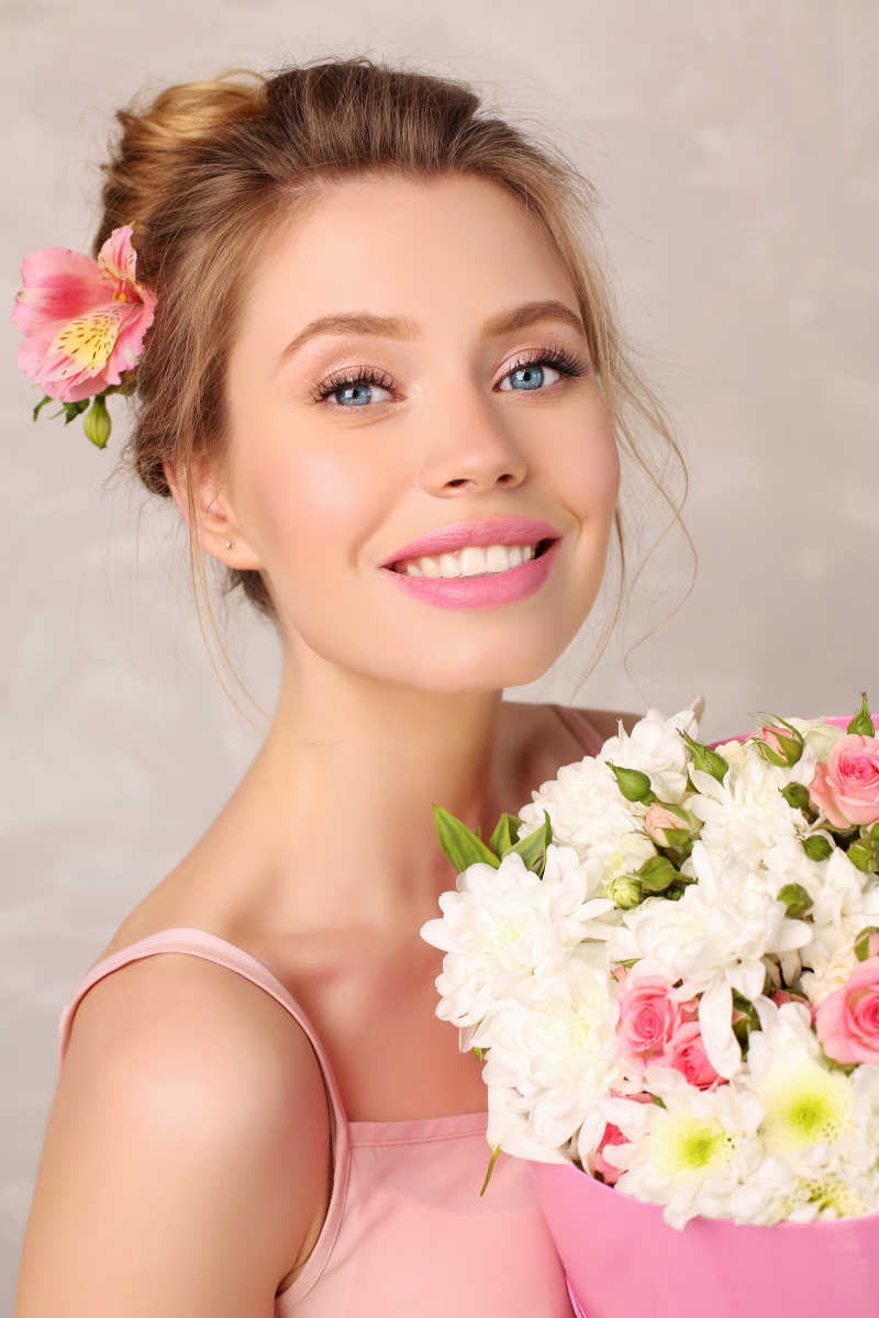 拿着花束的美丽美女