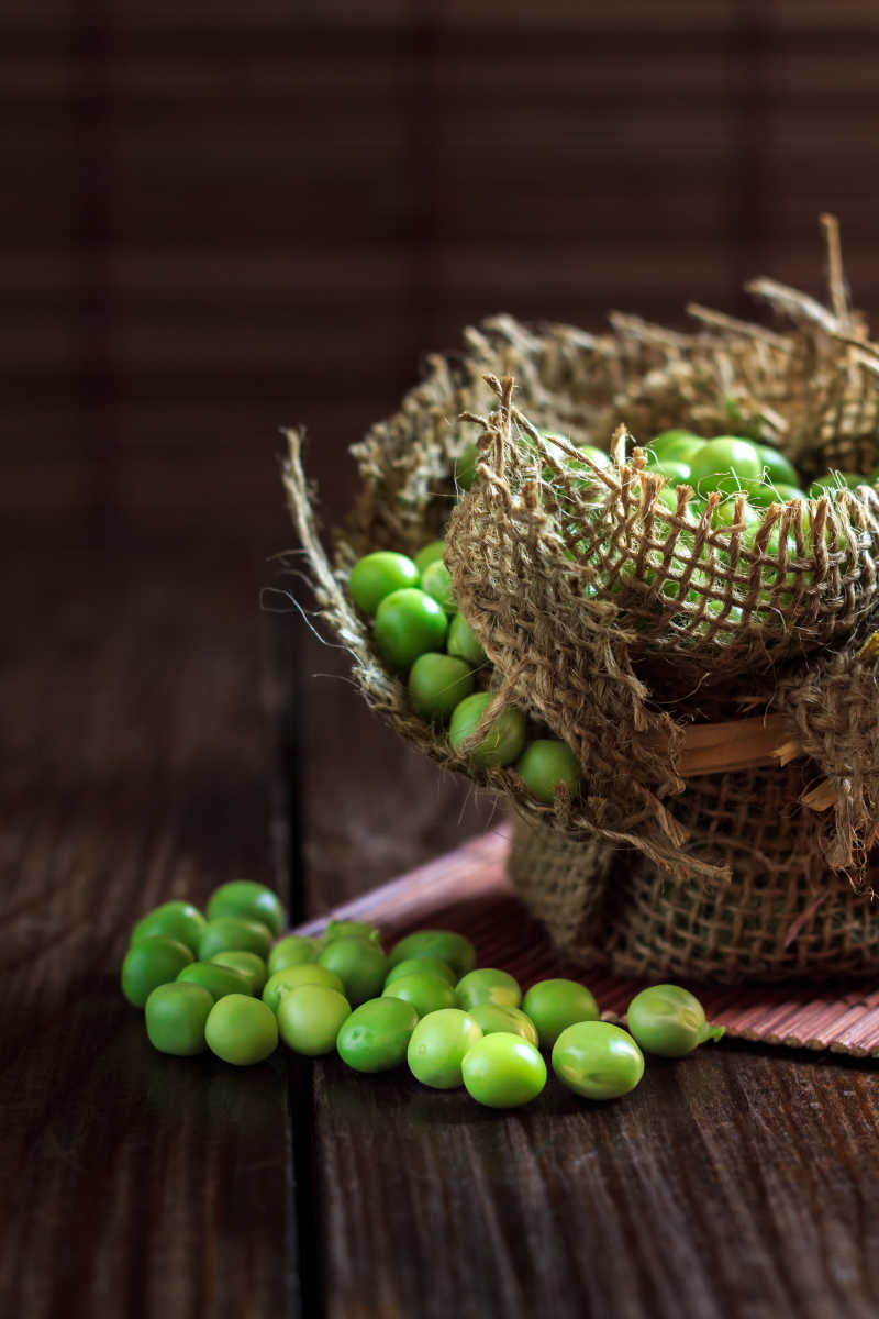 背景图上的新鲜豌豆