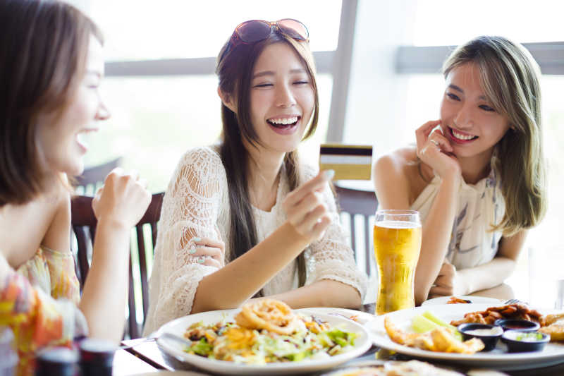 正在聊天的三个年轻女孩