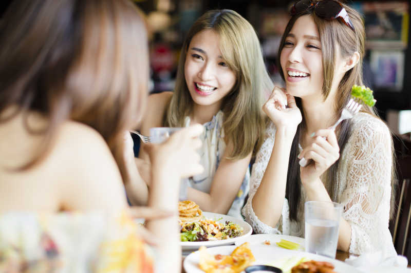 餐厅用餐的三个美女