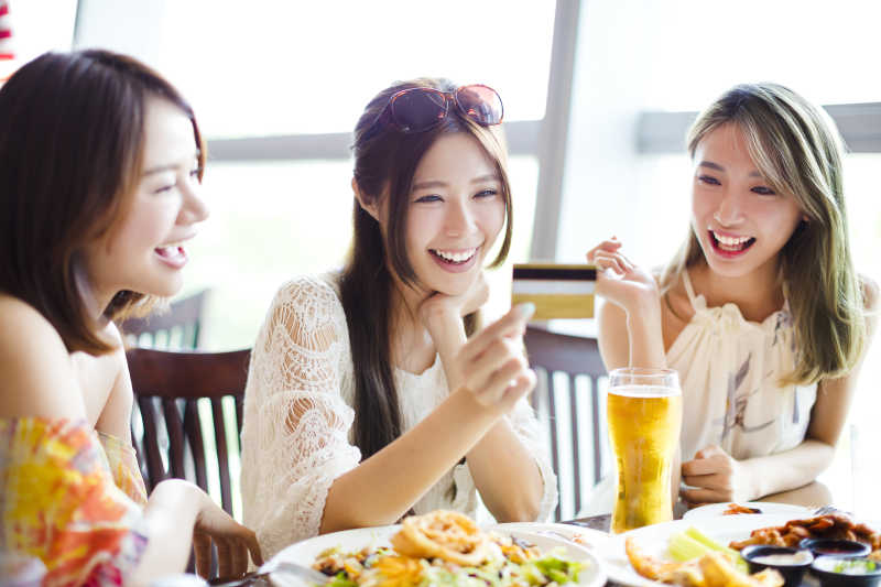 正在比心的美女