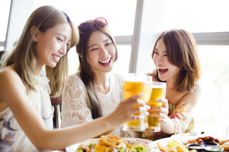 举杯庆祝的三个美女