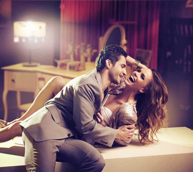 快乐的年轻夫妇