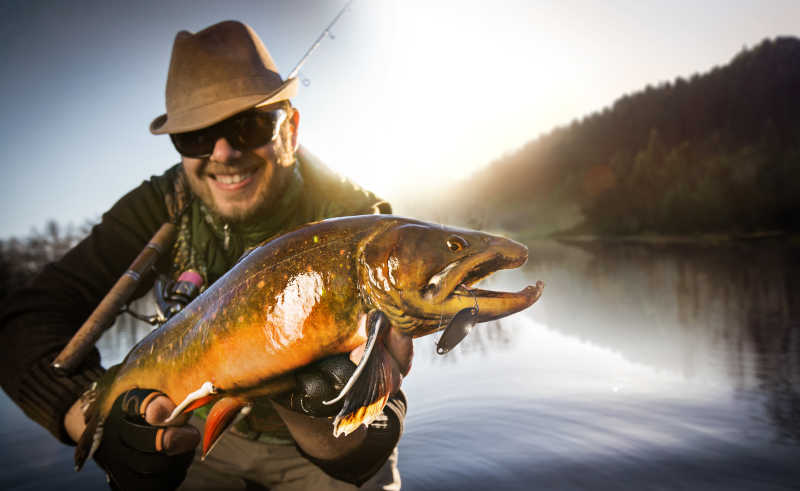 泥鳅与鳟鱼垂钓者