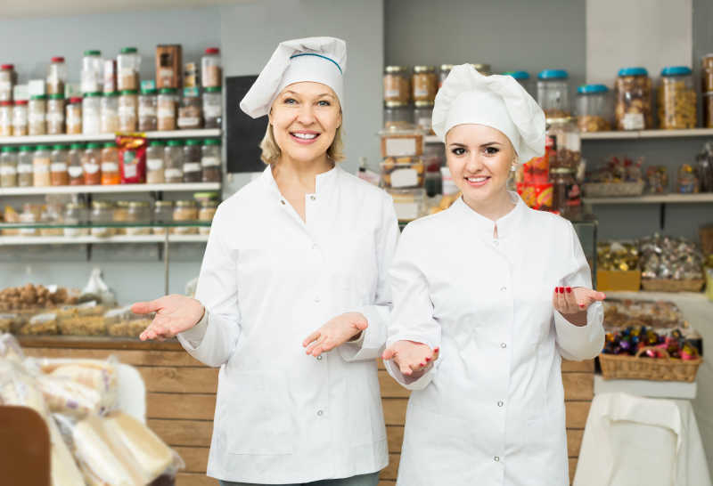 面包店女面包微笑的肖像