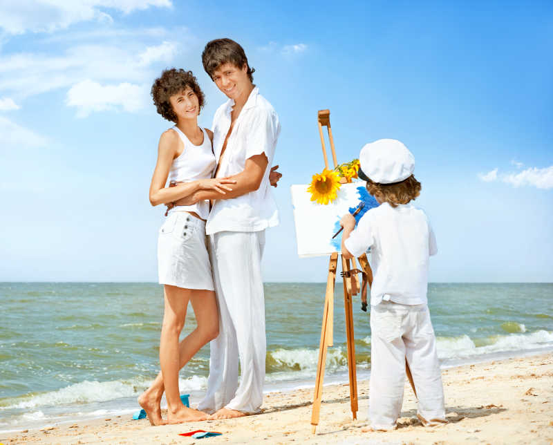 海边孩子画父母肖像