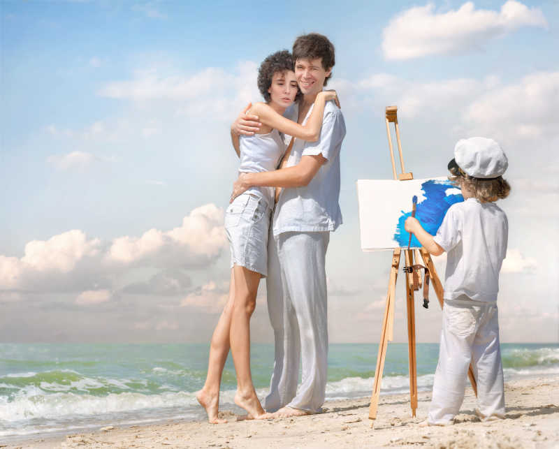 孩子在海边给父母画肖像