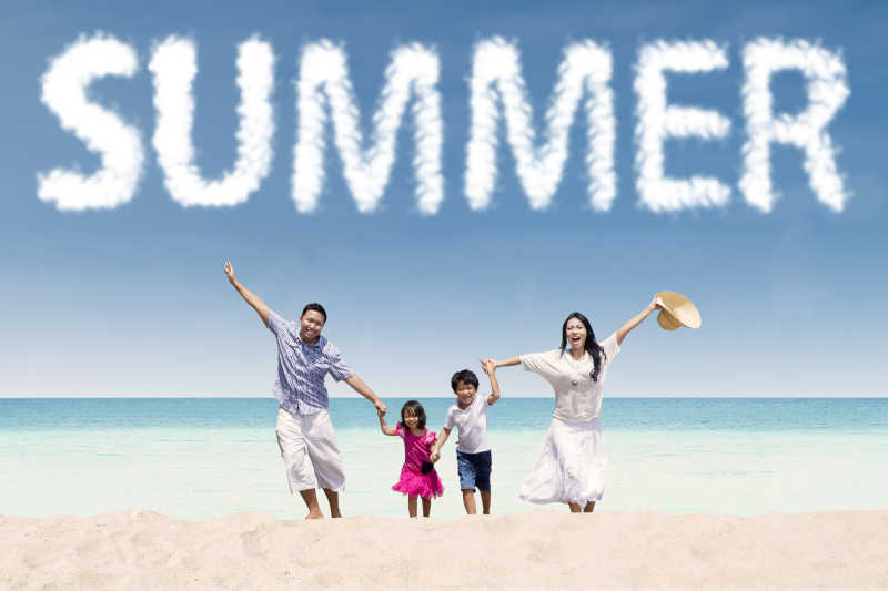 欢乐的年轻家庭在夏日享受热带海滨假日
