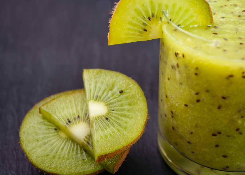 猕猴桃果汁和新鲜水果