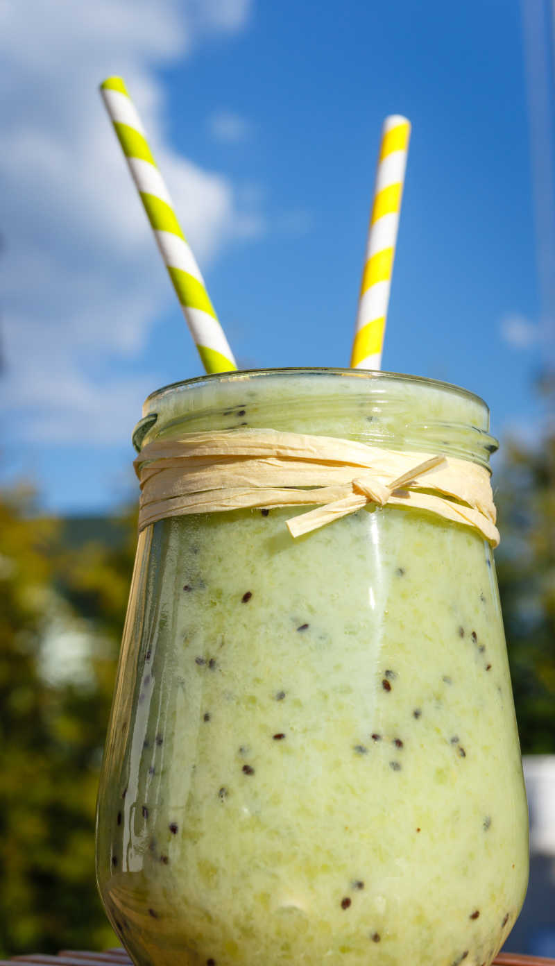 玻璃杯中的绿色猕猴桃果汁