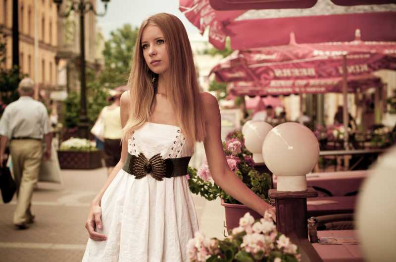 街上迷人的金发女郎