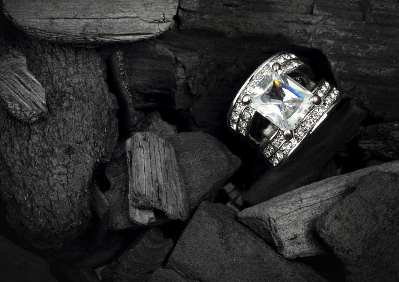 黑煤矿背景中的珠宝戒指