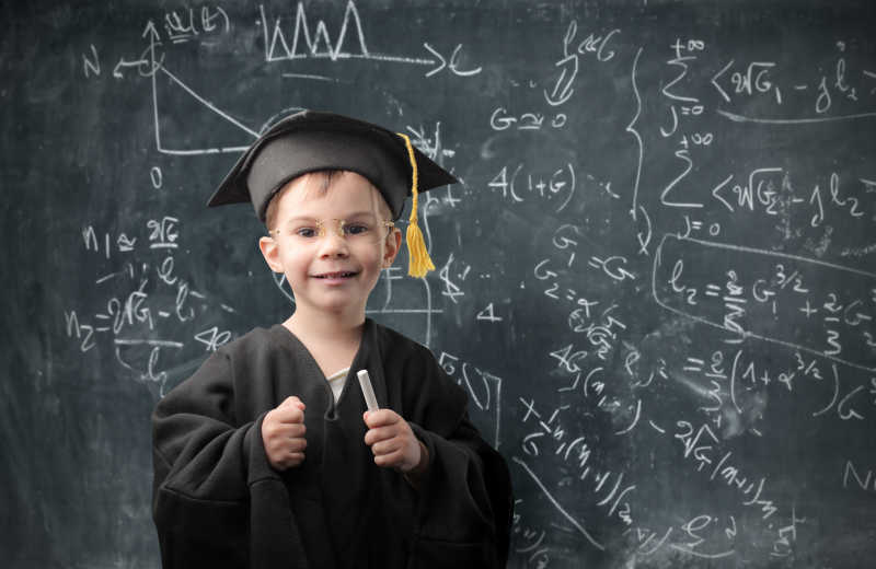 穿着学士服的可爱小男孩