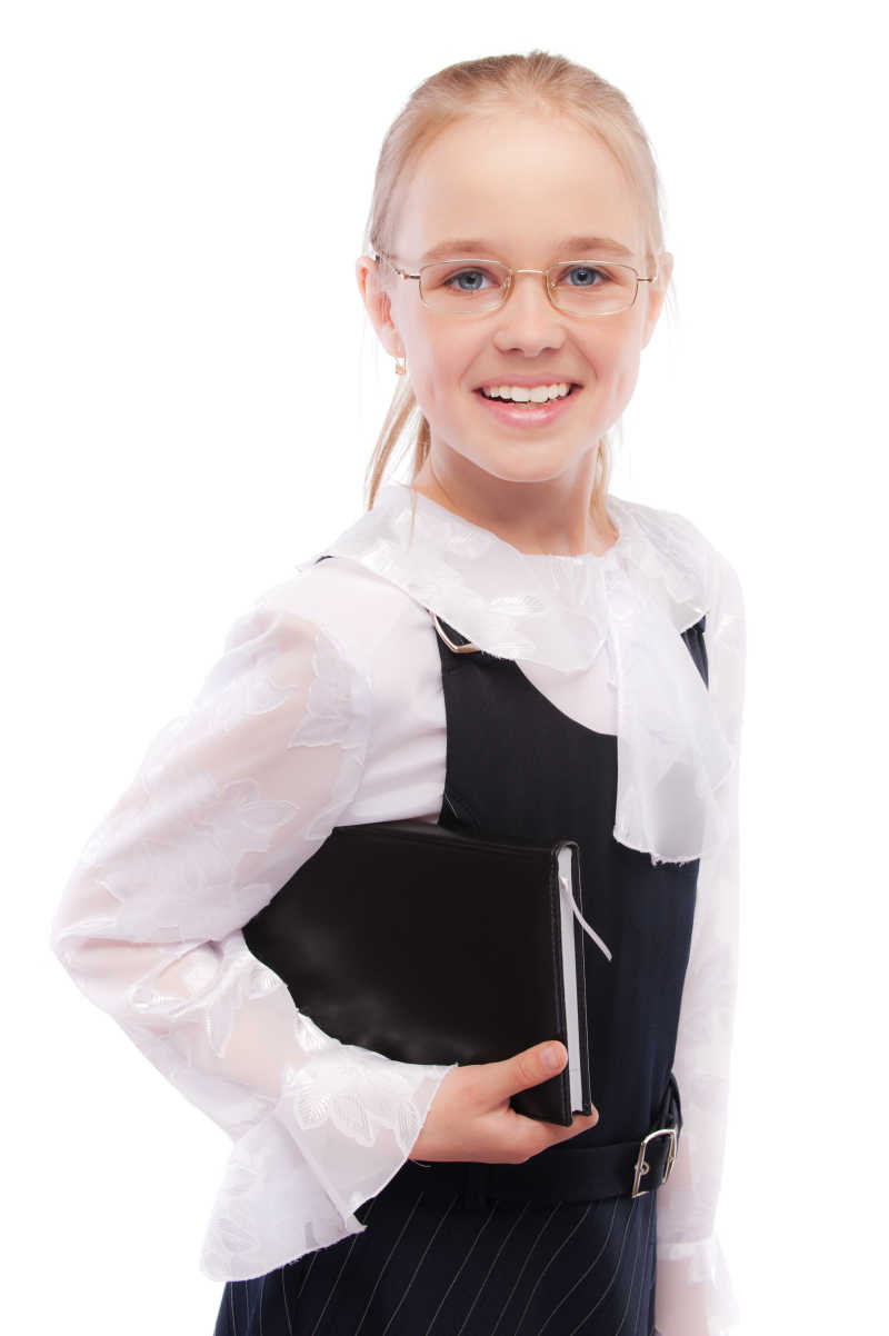 拿着课本的女学生