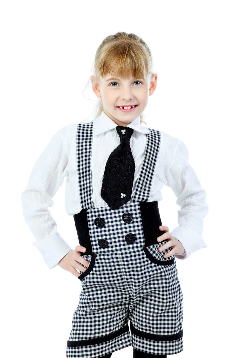 一个穿西装的小女孩