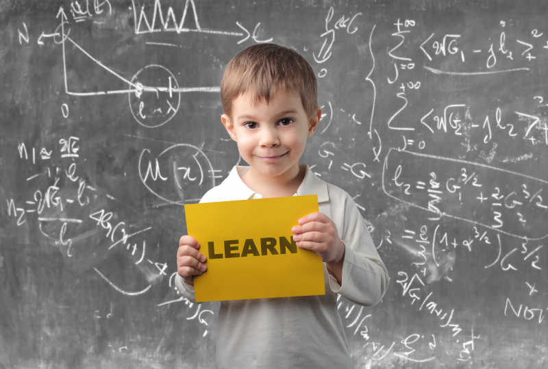 拿着识字板的孩子