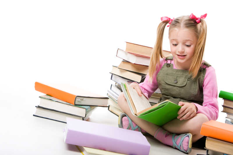 书堆中读书的小女孩