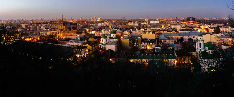 夜间开了灯的基辅
