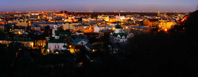 从山顶看夜间的波蒂