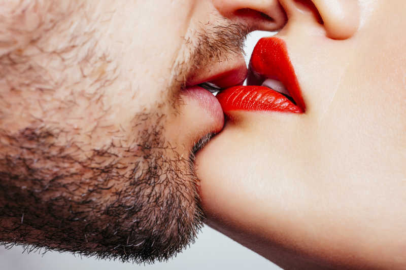 男人亲吻女人红色嘴唇