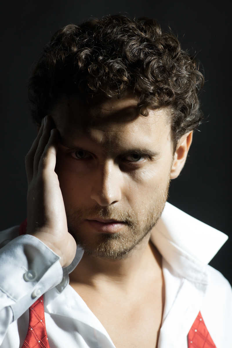 头疼的帅气男模