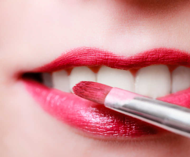 给嘴唇上唇彩