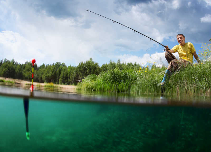 河岸边钓鱼的男孩