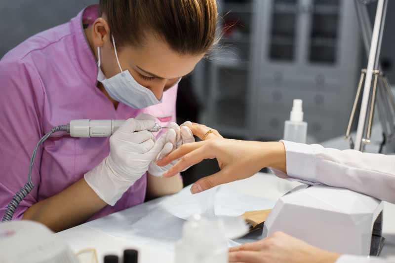 正在给顾客磨甲