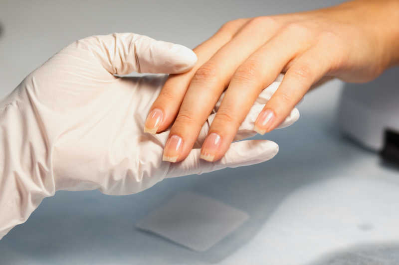 端详刚涂好底油的指甲