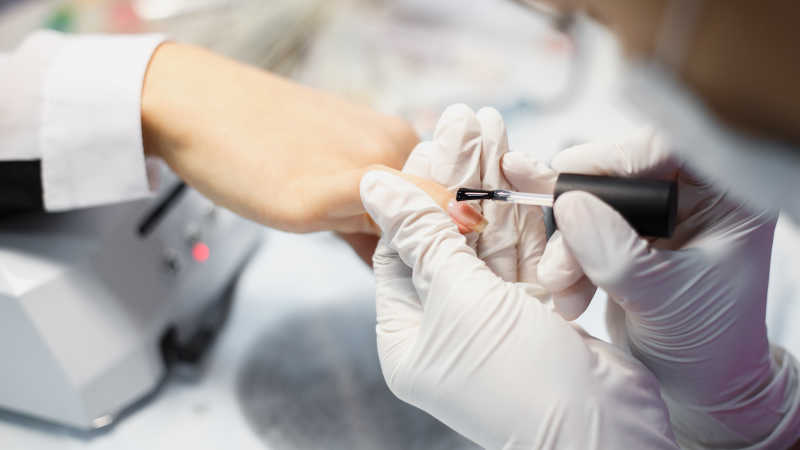 为顾客涂上牛油底油