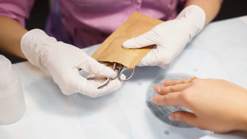 取出新的护甲套装的美甲师