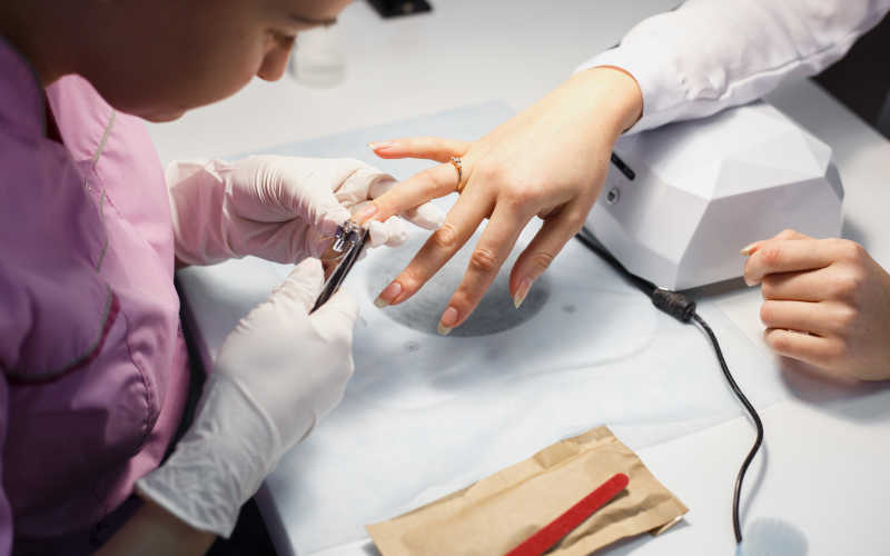 对顾客指甲进行剪辑修饰